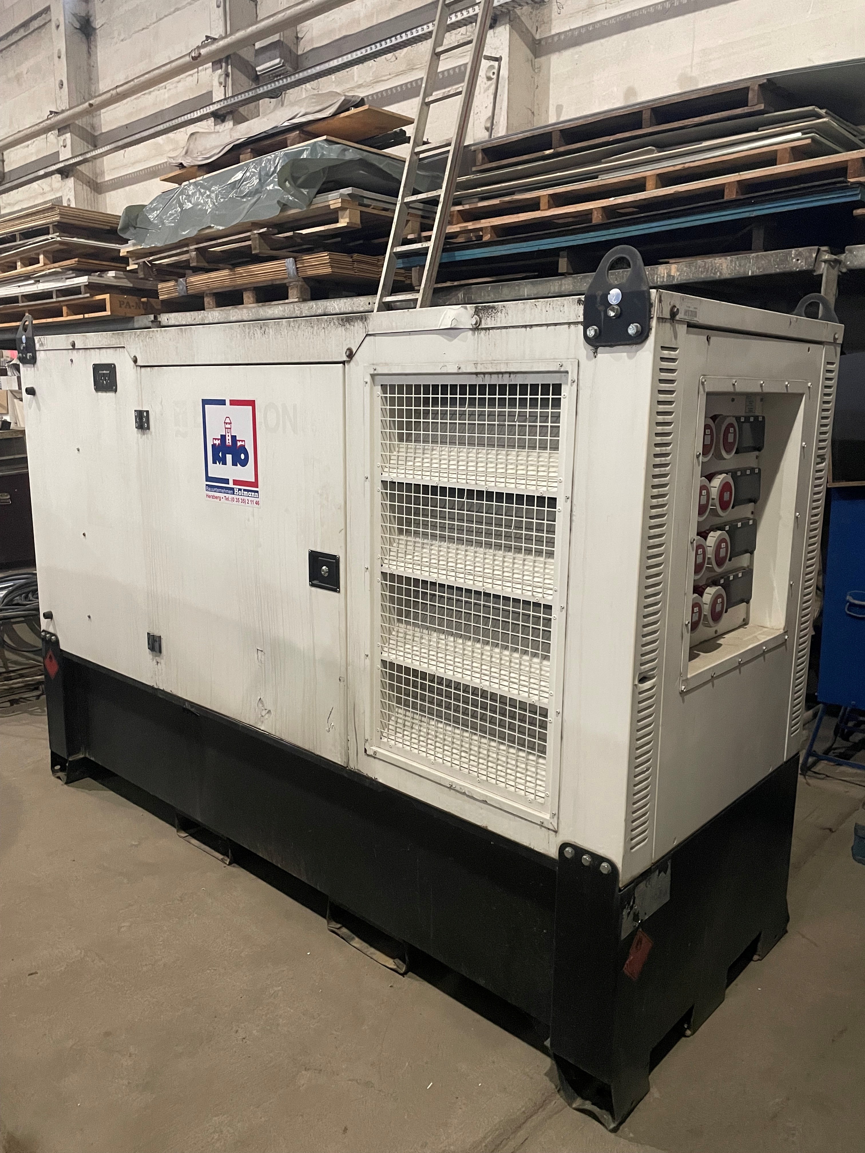 Notstromaggregat / Stromerzeuger von der Seite, Logo Bauunternehmen Hofmann