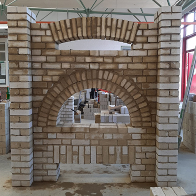 Mauerwerk mit verschiedenen Sturzausbildungen übereinander: gerader Sturz, Bogenmauerwerk 180° und 20°