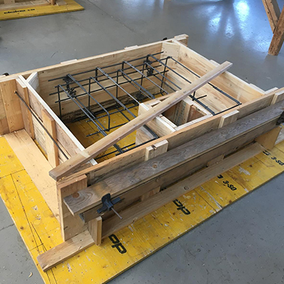 Eine Brettholzschalung mit Aussparung und Kragarm inkl. passender Bewehrung Eine Brettholzschalung mit Aussparung und Kragarm inkl. passender Bewehrung