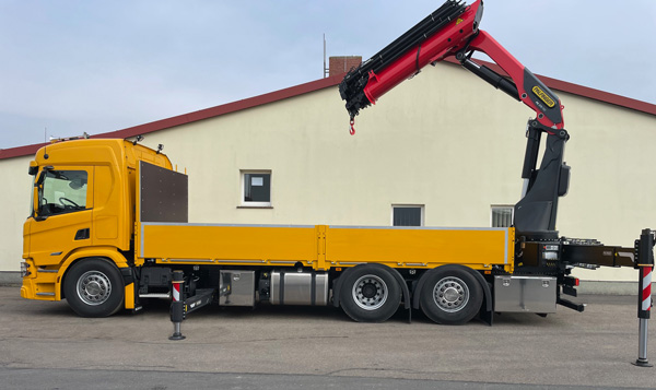 LKW mit Ladefläche und Montagekran am Heck