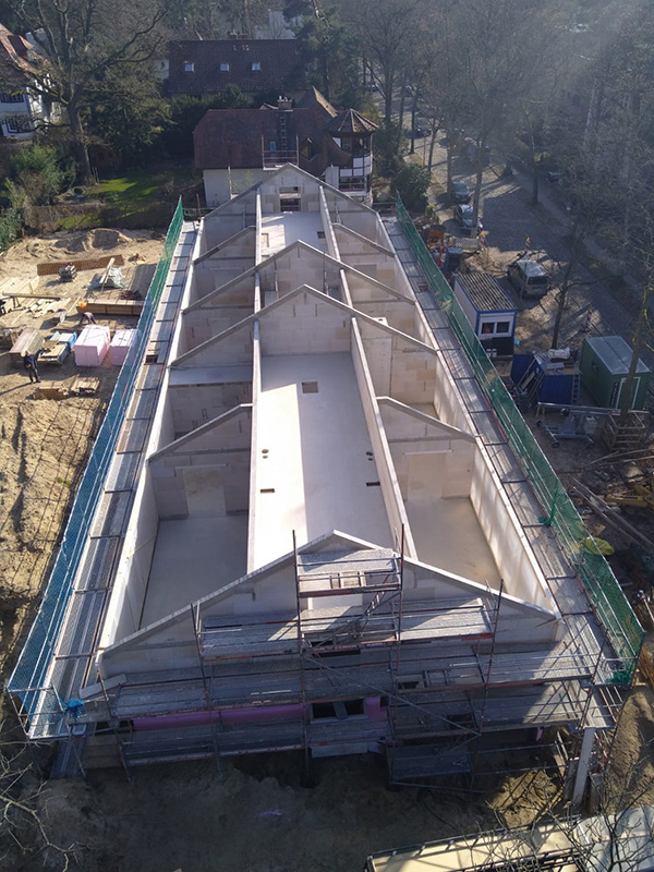 fertiggestellter Rohbau einer Kita aus Kalksandsteinmauerwerk mit mehreren Giebelwänden