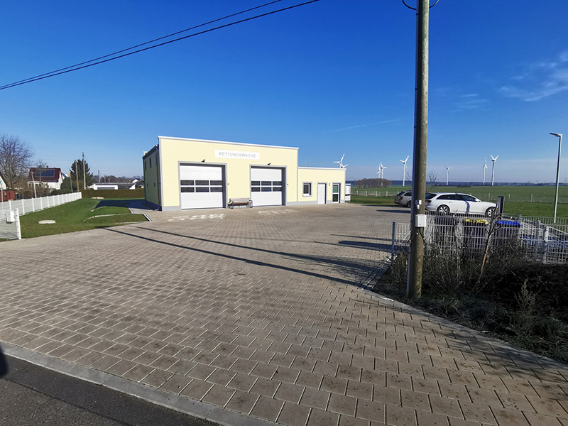 fertigestellte Rettungswache aus Porenbetonmauerwerk, inkl. Außenwandputz und Außenanlagen