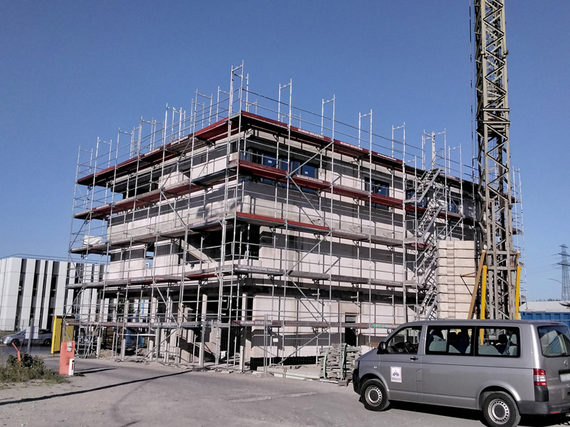 fertiggestellter Rohbau eines Erweiterungsbaus über 3 Etagen mit Kalksandsteinmauerwerk