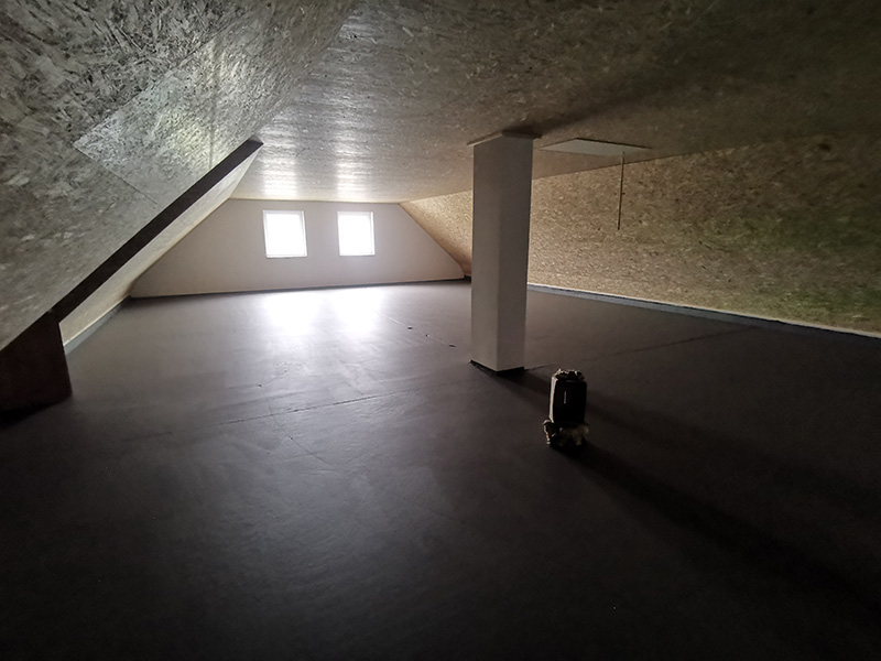 Ausbau eines Dachgeschossraumes mit Zwischensparrendämmung, Dampfbremse und OSB-Beplankung an der Decke und den Dachsschrägen, neuer Fußbodenanstrich