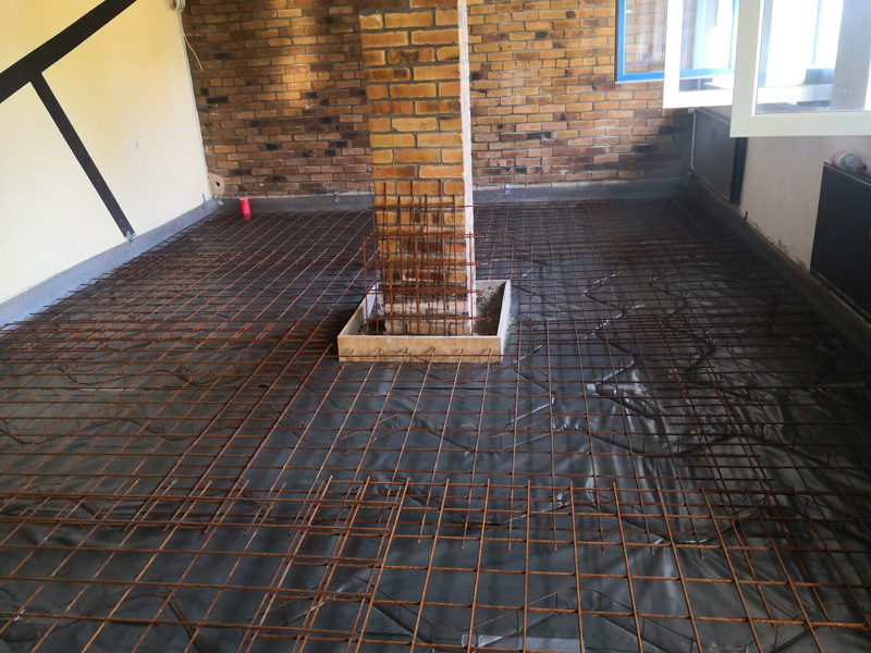 Bewehrung einer neuen Bodenplatte für das innere eines Bestandsgebäudes