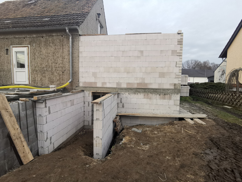 Anbau an ein bestehendes Gebäude über zwei Etagen mit Kalksandsteinmauerwerk und zwei Ortbetondecken, inkl. neuer Kellereingang