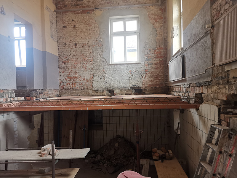 Einbau einer Ziegeleinhangdecke in einem Bestandsgebäude