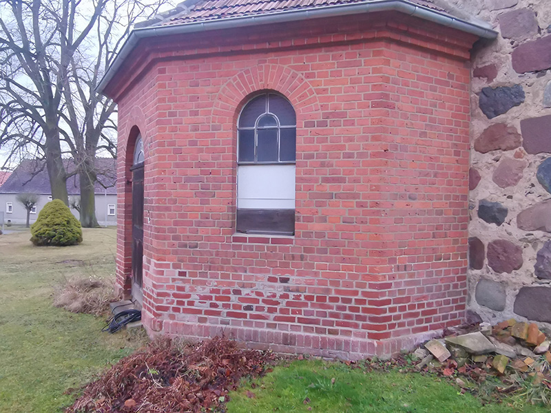 Ziegelsanierung einer Kirchensakristei im Sockelbereich