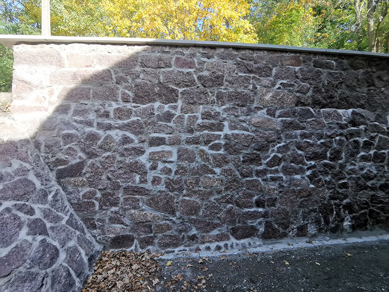 Verfugung einer Natursteinmauer mit einem Trasskalkmörtel inkl. neuer Mauerabdeckung aus Beton und Natursteinzeile