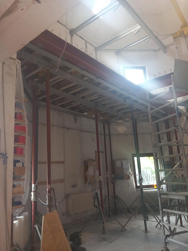 Umbauarbeiten in einem bestehenden Werkstattgebäude, Einbau einer nachträglichen Stahlbetondecke in Ortbetonbauweise