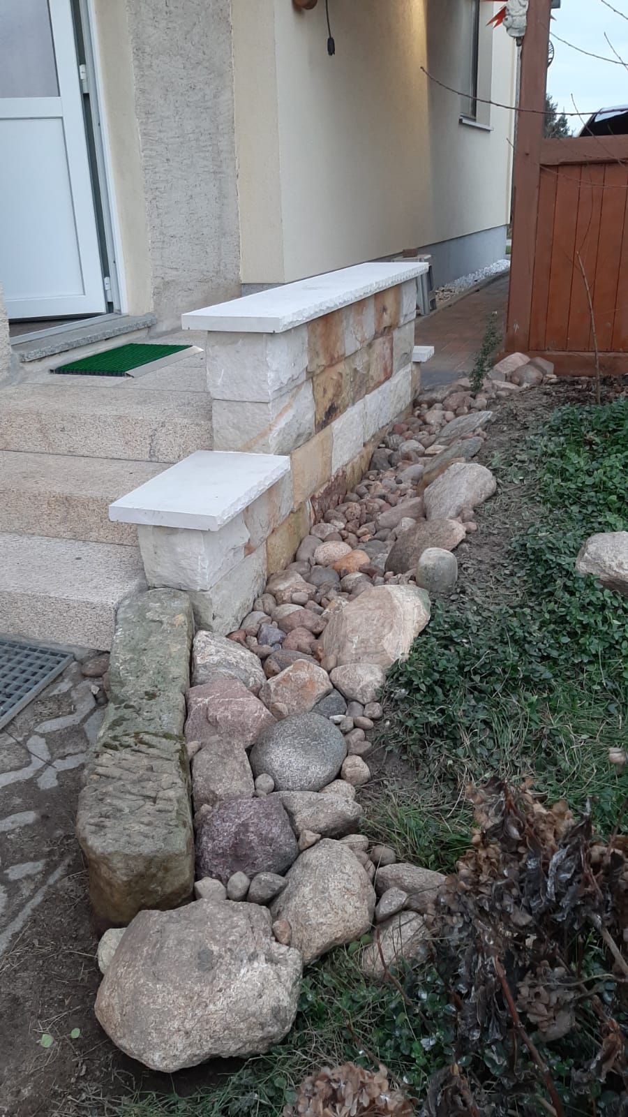 Eingangstreppe aus Natursteinschwellen, 3-stufig, mit Sandsteinmauer als Verblendung