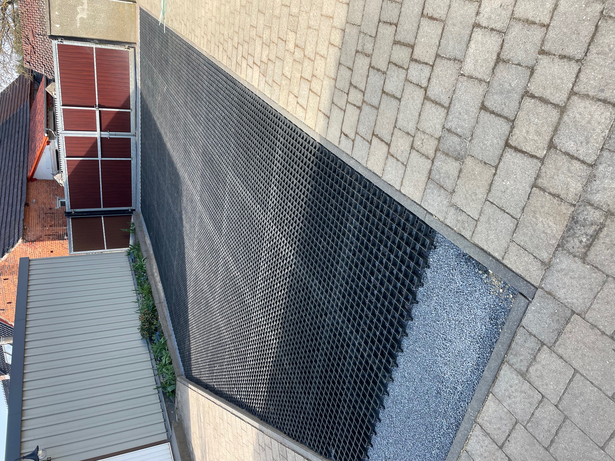 gepflasterte Einfahrt in Kombination mit Geogitter und gefüllten Splitt