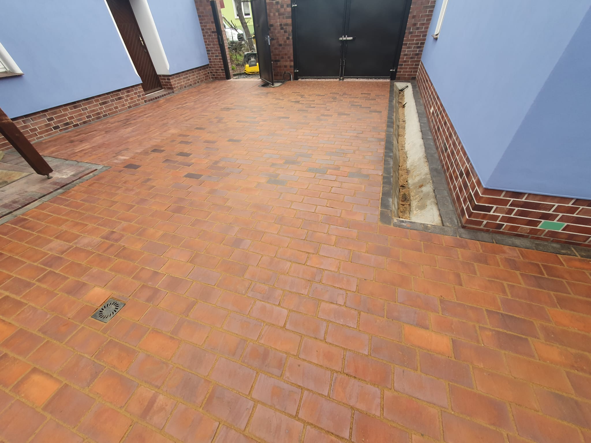 Hofpflaster aus Ziegelsteinen und Sandverfugung