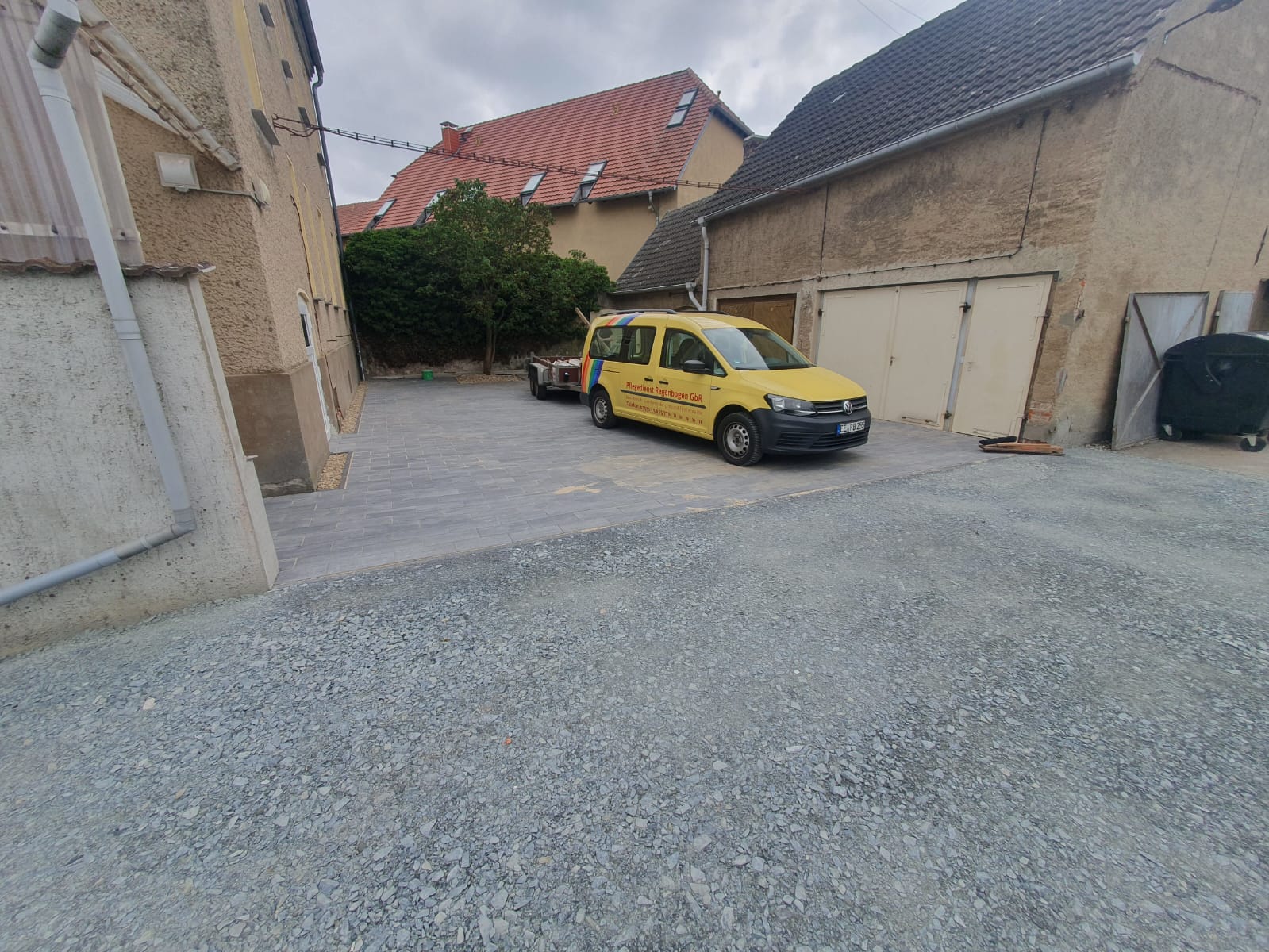 Betonpflasterfläche als Parkplatz- und Abstellfläche zwischen zwei Gebäuden