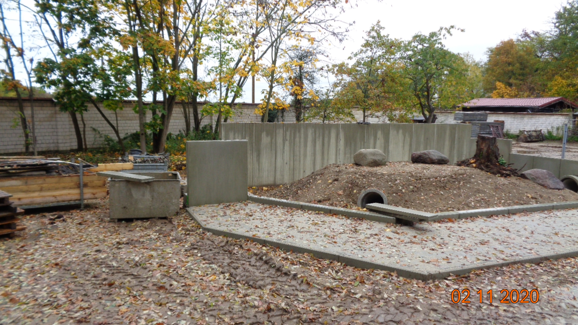 angelegte Erdmännchenanlage in einem Tierpark mit L-Elementen in mehreren Ebenen angeordnet